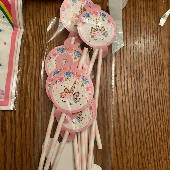 98 pc Unicorn Party Supplies Set - Pink and Gold - Picture 4 of 10